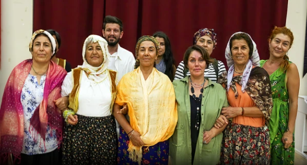 Ev hanımlarının kurduğu tiyatro grubu, sahneye çıkıyor!